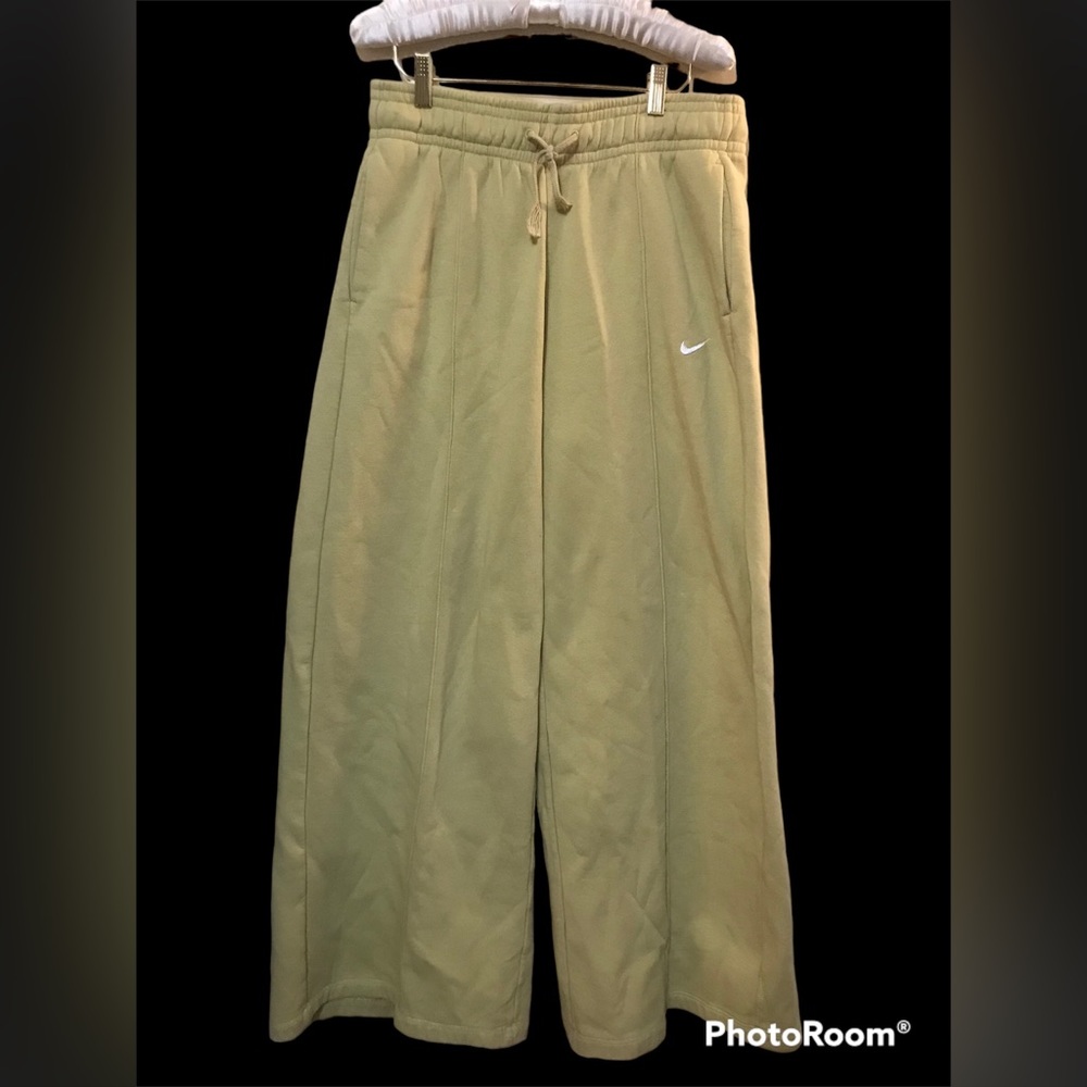 Nike High-Waisted Wide leg sweatpants